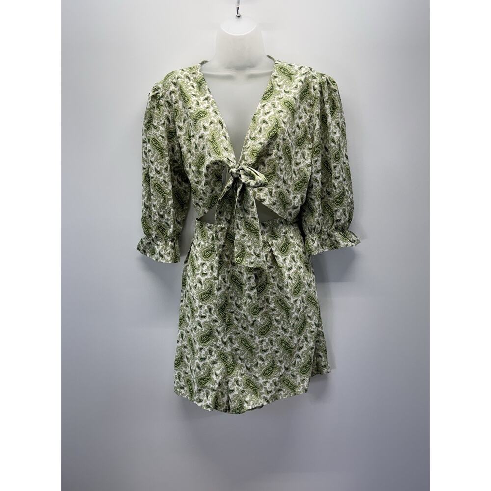 Boohoo Jumpsuit Green Paisley Green Shorts Dress Tied Front Women’s Size 12 NWT